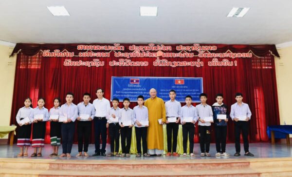 Thanh Hoá: Ban Trị sự Phật giáo tỉnh thăm, tặng quà và chúc tết tại tỉnh Hủa Phăn 